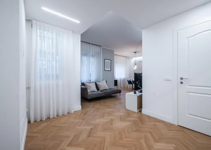 Elegant And Spacious Luxury In Bullona *