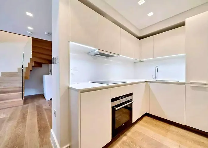 Spazioso Recentemente Ristrutturato Appartement *