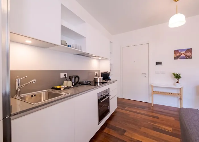 Essenza - Modern Comfort - In The Heart Of - 5min To Station - 10min To Dumo דירה *