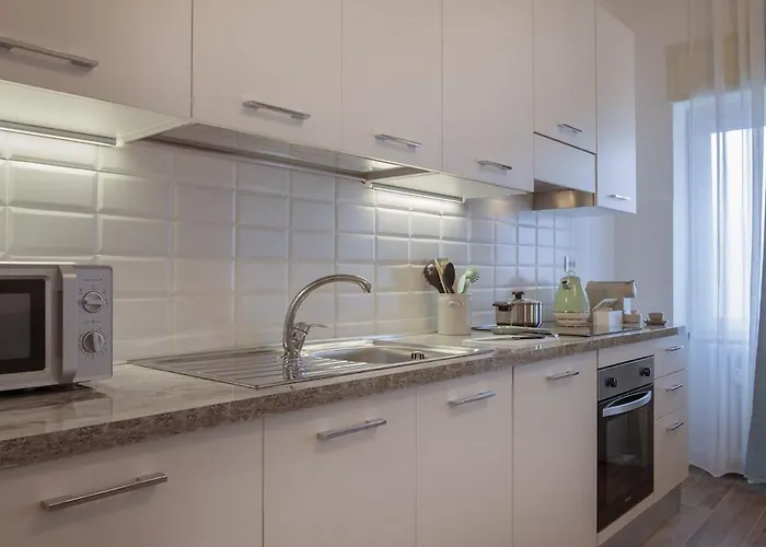 Laru Porta Romana 5 Minutes From The Subway