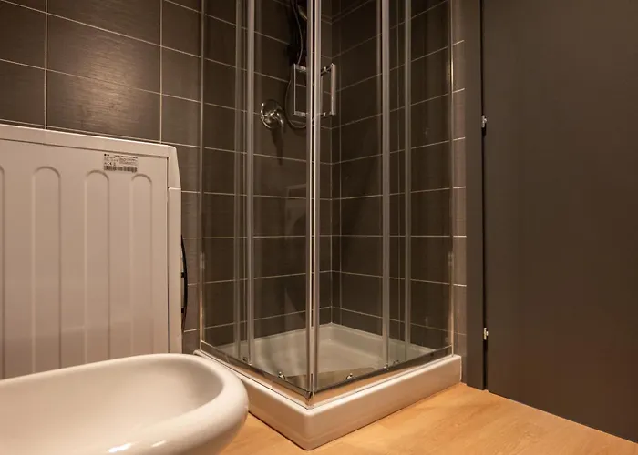 Skyline House - Free Parking & Terrace Apartment *