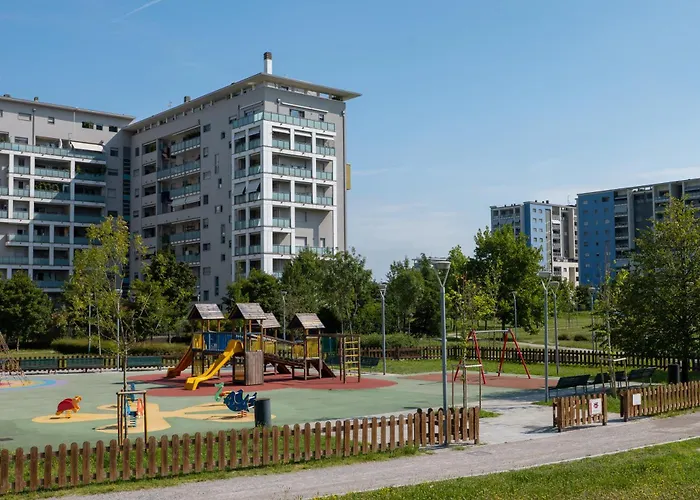 Skyline House - Free Parking & Terrace Apartment