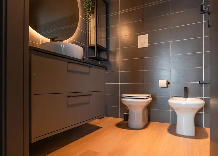 Skyline House - Free Parking & Terrace Apartment *