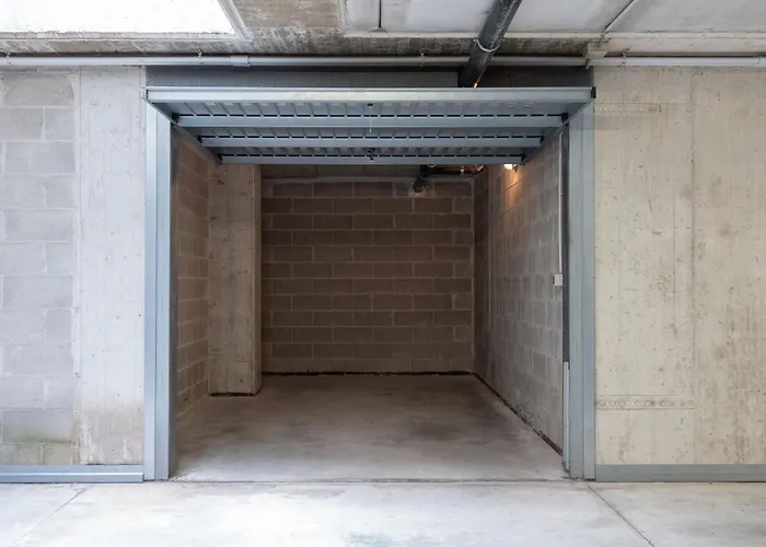 Skyline House - Free Parking & Terrace Apartment