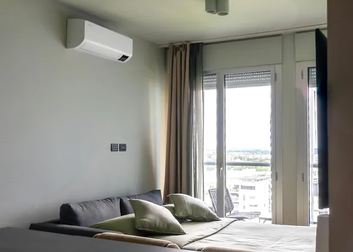 Skyline House - Free Parking & Terrace *