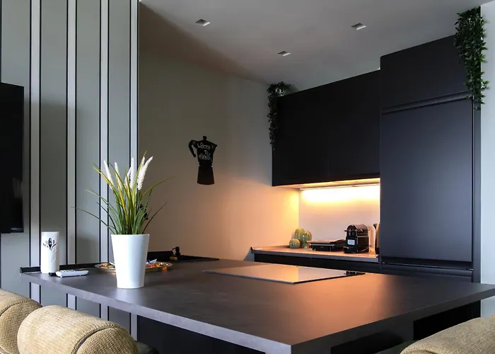 Skyline House - Free Parking & Terrace Apartment *