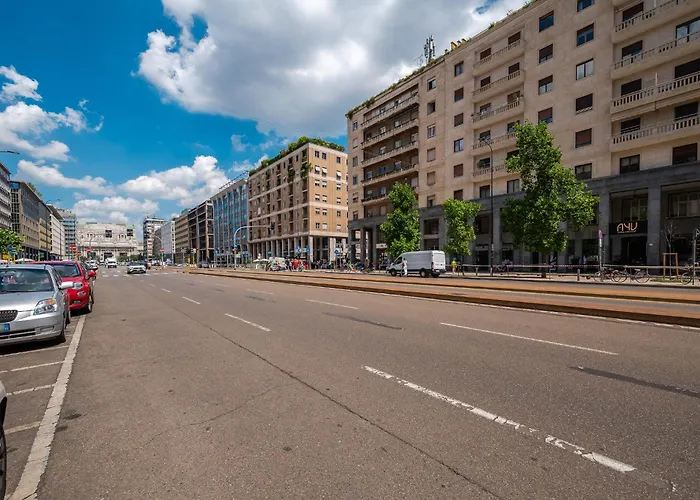 The Boutique - Spacious With Balcony - M3 Repubblica 2 Stops To Montenapoleone Duomo , 1 Stop To Station - Center Apartment Milan