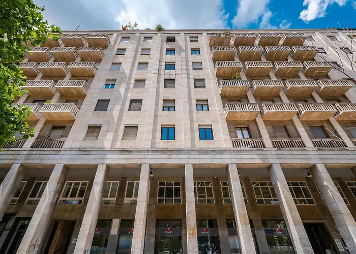 Apartment The Boutique - Spacious With Balcony - M3 Repubblica 2 Stops To Montenapoleone Duomo , 1 Stop To Station - Center Milan