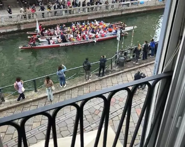 Canal View Historical Milán