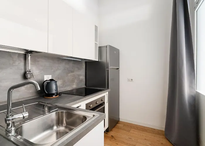 Guesthost - Near Parco Adriano Lägenhet