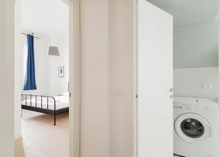 Guesthost - M4 Argonne Balcony *