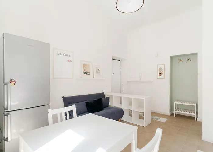 Guesthost - M4 Argonne Balcony *