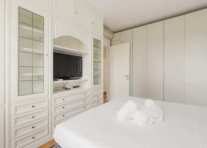 Guesthost- Universita Bocconi Terrace Apartment *