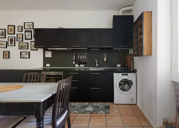 Guesthost - Industrial-style In Chinatown! *