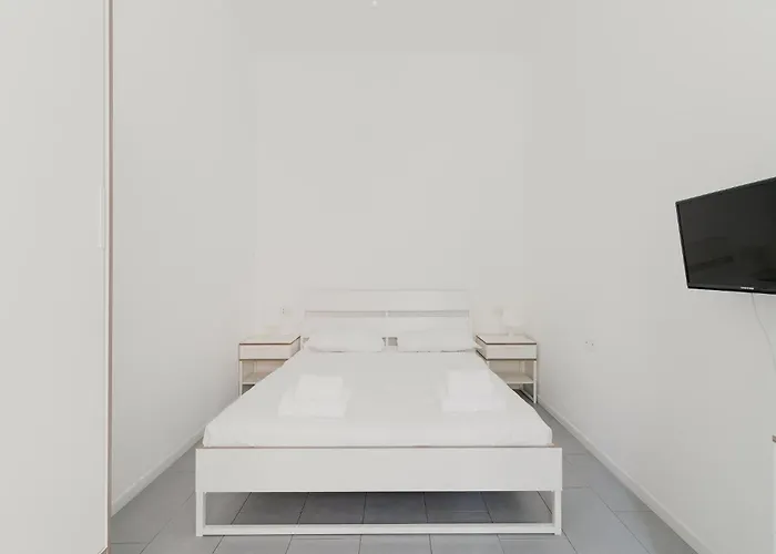 Guesthost - Bright Isola - *