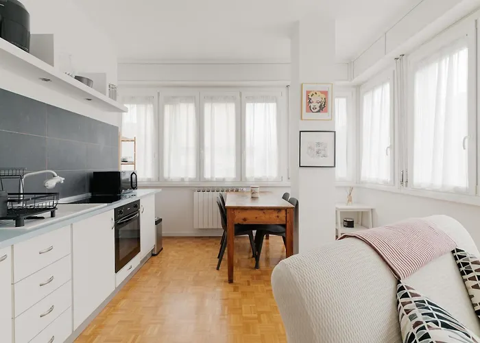 Guesthost - Bright With Parking *