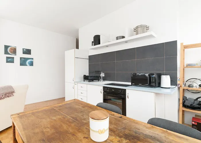 Guesthost - Bright With Parking