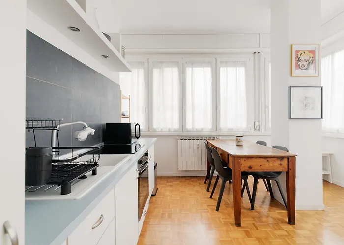 Guesthost - Bright With Parking