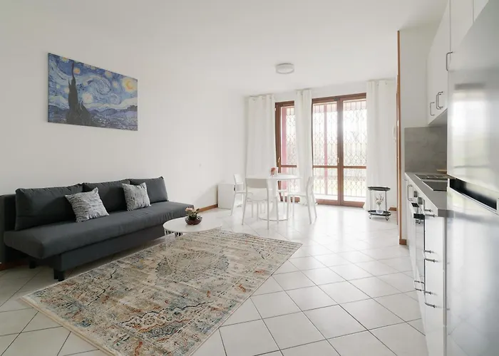 Guesthost - Bright With Garden