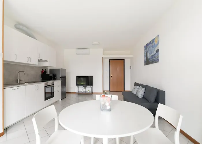 Guesthost - Bright With Garden *