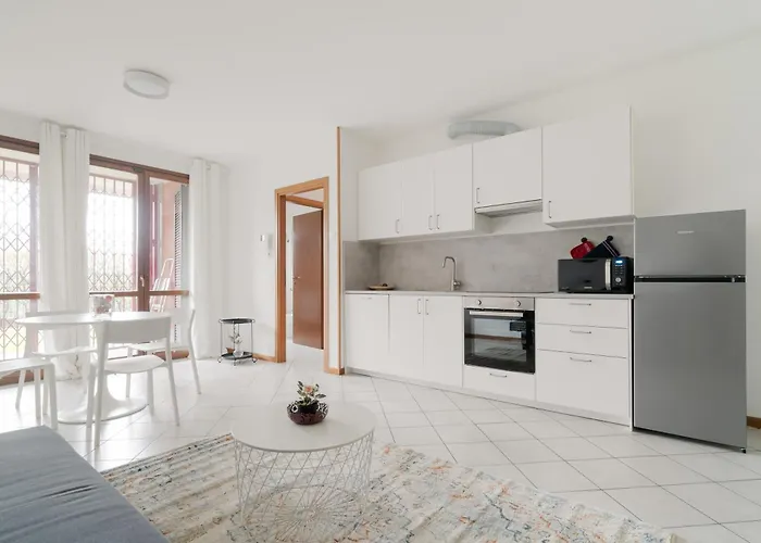 Guesthost - Bright With Garden