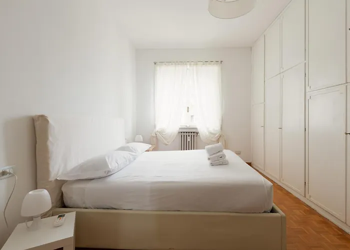 Guesthost - M1 Lima Roomy With Balconies * Milán