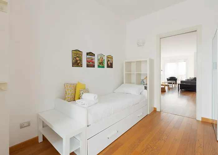 Guesthost - M1 Lima Roomy With Balconies * Milán
