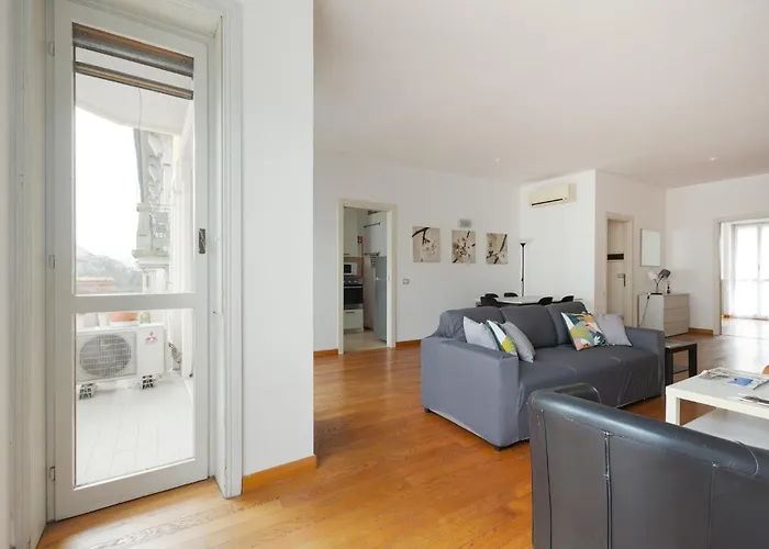Guesthost - M1 Lima Roomy With Balconies