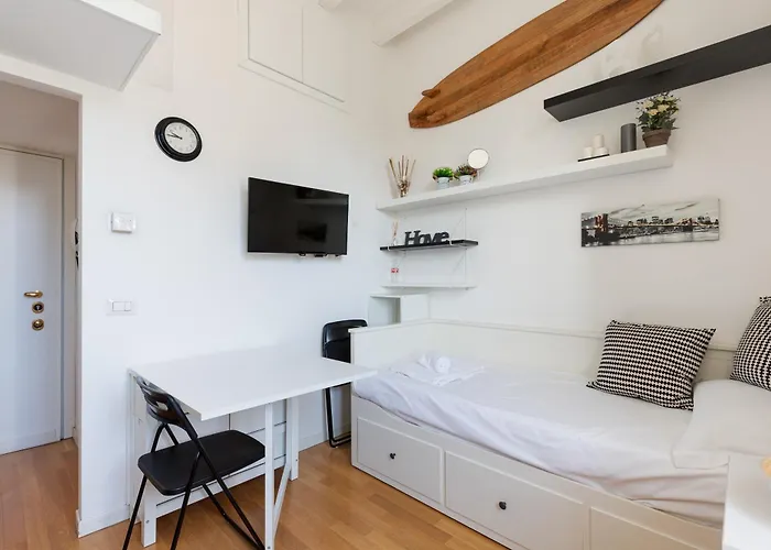 Guesthost - Mm Tolstoj - *