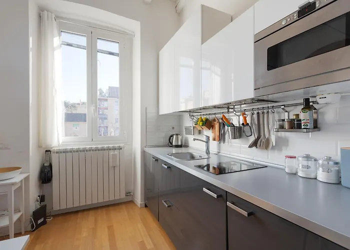 Guesthost - Mm Tolstoj - מילאנו