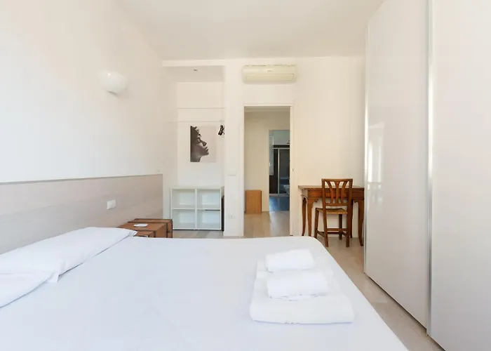 Guesthost - Navigli Modern With Balcony Apartment