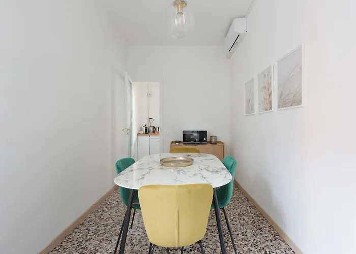 Guesthost - San Siro Modern With Balcony Daire