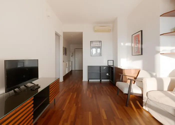 Guesthost - Modern With Balcony Near Niguarda Hospital