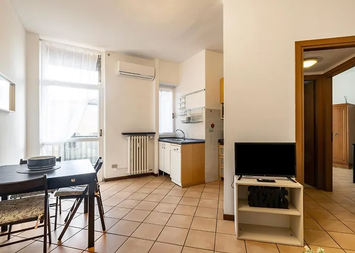 Guesthost - Naviglio Pavese Comfortable With Balcony! Apartamento