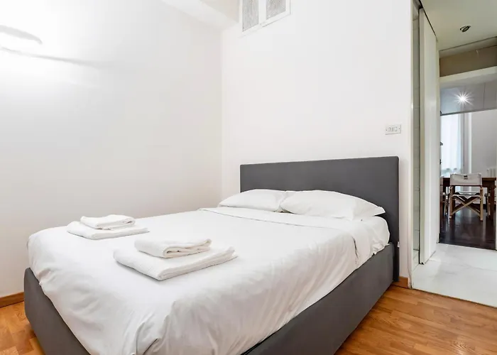 Guesthost - Brera Escape! Exclusive Roomy Flat 밀라노
