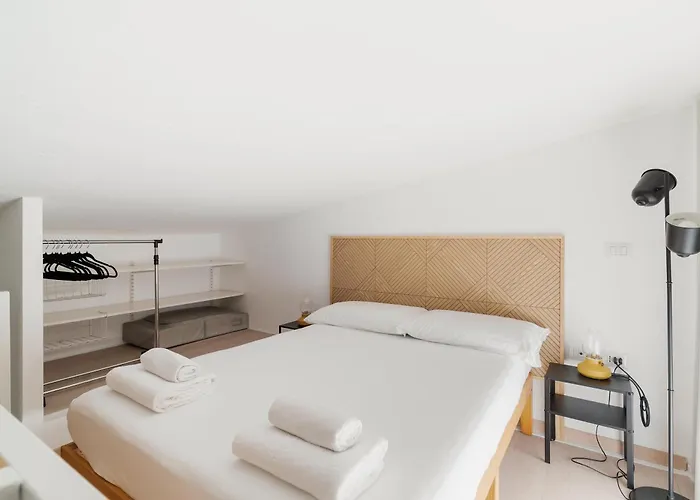 Guesthost - Bright Navigli Apartment