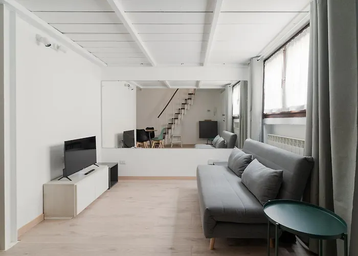 Guesthost - Bright Navigli Apartment