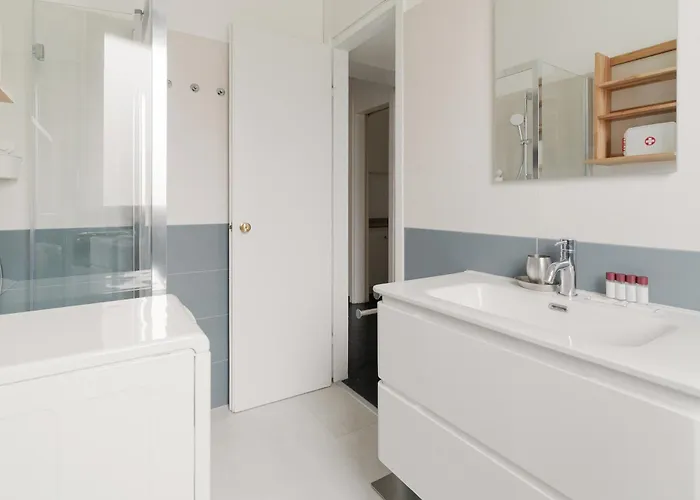 Guesthost - M4 California Bright Daire