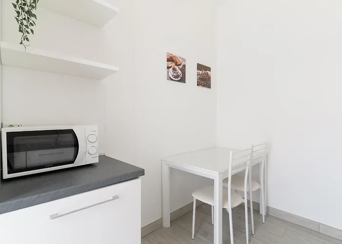 Guesthost - Piazza Tripoli Bright アパート