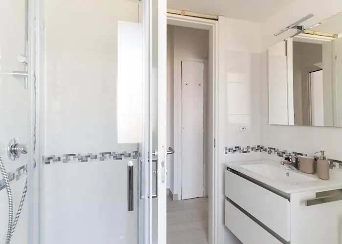 Guesthost - Piazza Tripoli Bright Apartment *
