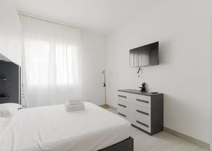 Guesthost - Piazza Tripoli Bright アパート ミラノ