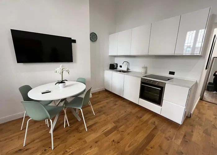 Modern Flat In Isola Milánó