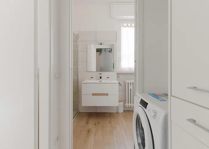 Guesthost - Naviglio Grande Bright Apartment *