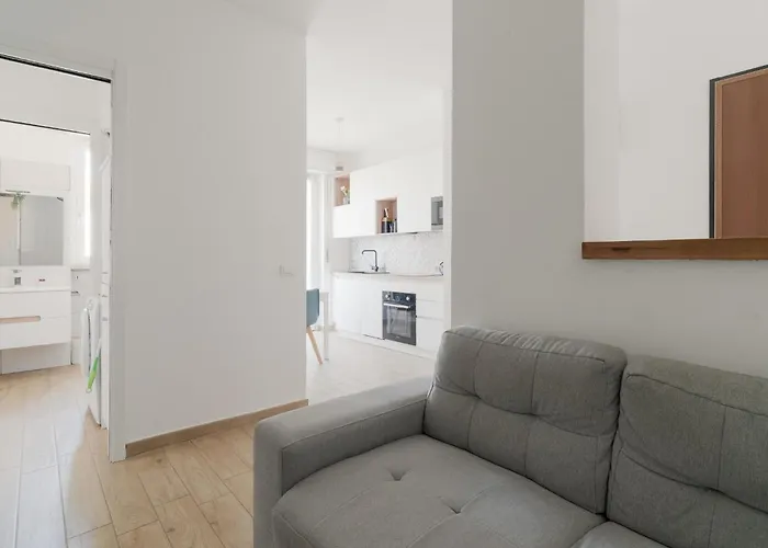 Guesthost - Naviglio Grande Bright Apartment *