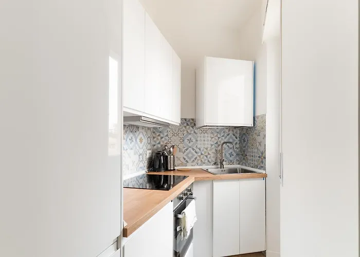 Guesthost - Bright M1 Pasteur