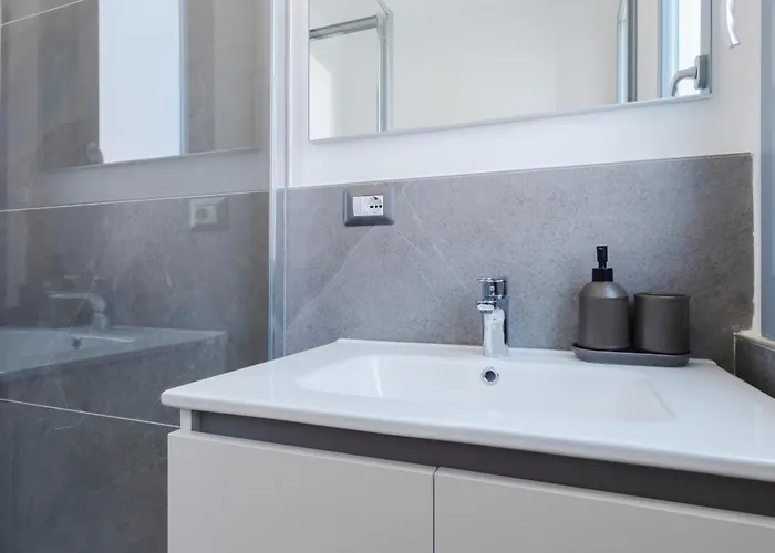 Parcheggio Privato E Casa Moderna Con Vista Storica