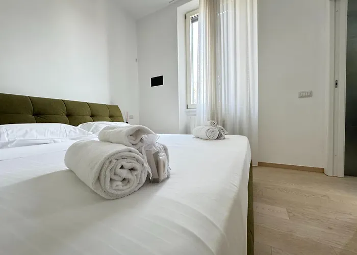 Sant'agostino Large & Elegant Apartment, * Milano
