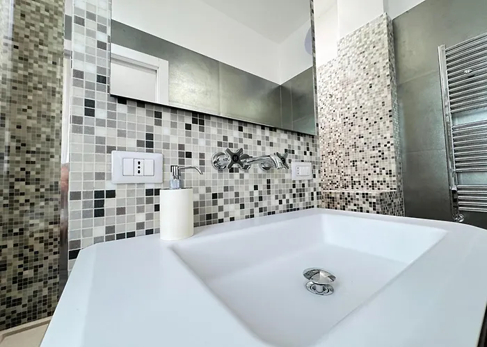 Sant'agostino Large & Elegant Apartment, * Milano