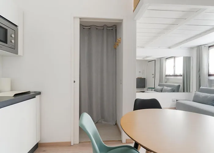 Guesthost - Bright Navigli Апартаменты Милан