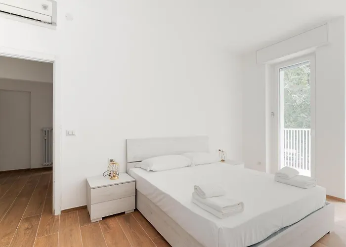 Guesthost - Bright & Comfy In Corvetto Apartman *